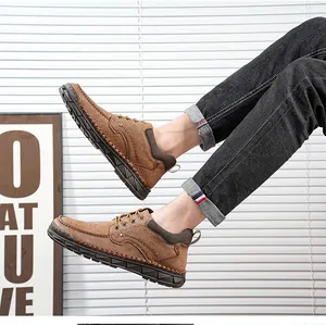 Vue détaillée de bottines de travail marron pour hommes cousues à la main avec semelle