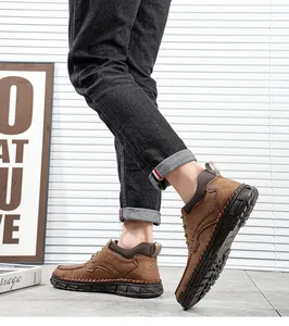 Gros plan de bottines Martin pour hommes en cuir marron cousues main sur un mannequin.