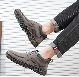 Gros plan de bottines décontractées en cuir pour hommes avec coutures à la main