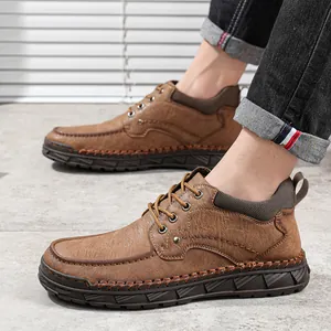 Bottines classiques en cuir marron pour hommes avec coutures faites main et semelle épaisse