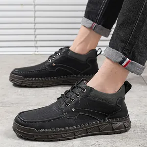 Bottines en cuir noir pour hommes avec détails cousus main et fermeture à lacets classique