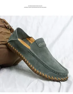 Gros plan de mocassins en daim pour hommes avec texture tissée délicate et design léger.
