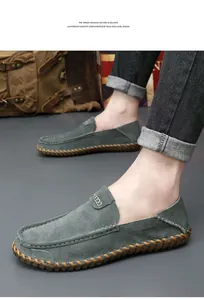 Vue détaillée de mocassins en daim pour hommes avec semelle cousue main et design facile.