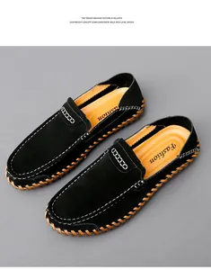 Vue détaillée de mocassins en daim noir cousus main avec fil orange pour hommes