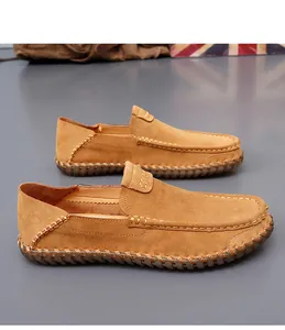 Vue latérale de mocassins en daim beige pour hommes avec surpiqûres faites à la main