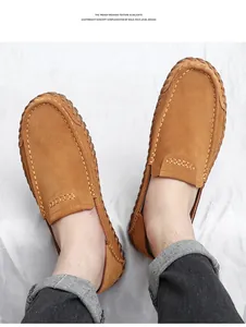 Vue rapprochée de mocassins en daim marron avec surpiqûres faites à la main portés
