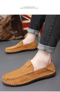 Vue détaillée de mocassins en daim marron pour hommes avec des coutures à la main