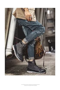 Λεπτομέρεια από ανδρικά ορειβατικά μποτάκια εργασίας με ελαφριά σόλα EVA για εξωτερική χρήση