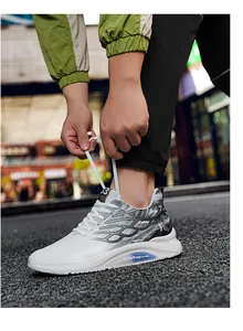 Detail van witte heren sneakers met mesh en vlammenpatroon, verhogend met 6-8 cm hoog