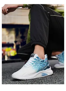 Close-up van ademende mesh sportschoenen voor heren met verhoging in wit en blauw.