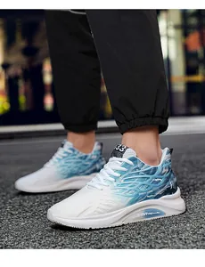 Zijaanzicht detail van blauw-wit kleurverloop ademende mesh sportschoenen met verhoging