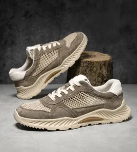 Vista lateral de zapatillas de malla transpirable para exterior con estilo retro.