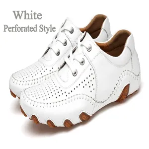 Dettaglio di scarpe casual da uomo in pelle traforata bianca con suola a forma di polpo.
