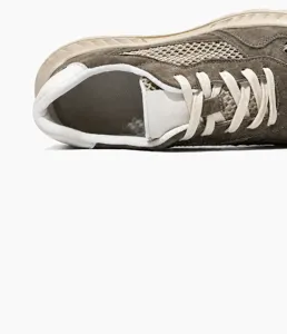 Vista macro detallada que muestra la malla transpirable y el cuello acolchado de estos zapatos
