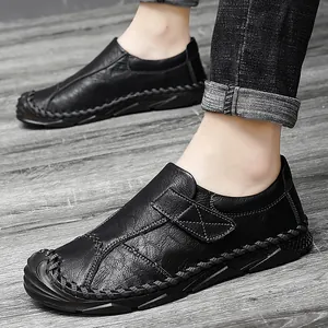 Mocassini da uomo in pelle nera fatti a mano con eleganti cuciture decorative