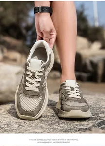Primer plano del empeine de malla transpirable y suela resistente de zapatillas trekking hombre.