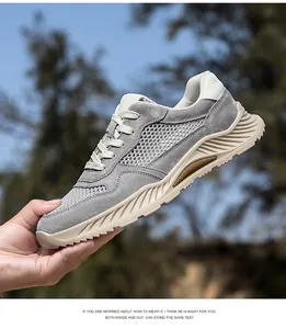 Vista detallada de zapatos de vadeo de malla transpirable gris para hombre con suela antideslizante