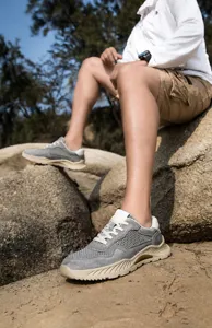 Foto de estilo de vida de zapatos de agua de malla transpirable gris para hombre