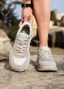 Primer plano de zapatos de vadeo de malla gris transpirable para hombre en exteriores.