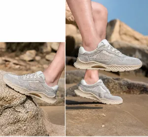Vista detallada de zapatos de agua de malla transpirable para hombres para la playa