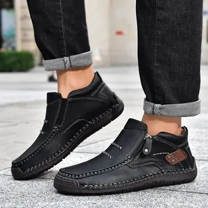 Dettaglio di scarpe casual nere alte con cerniera e pelle cucita a mano all'aperto.
