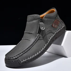 Vista dettagliata di scarpe casual grigie alte da uomo con cerniera laterale e cuciture