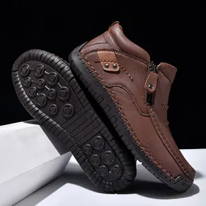 Dettaglio di scarpe casual alte in pelle marrone cucite a mano con suola in gomma