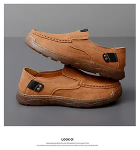 Primer plano de mocasines casuales marrones para hombre con detalles cosidos a mano