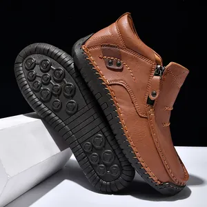 Vista dettagliata di scarpe casual da uomo in pelle marrone alta con cuciture a mano.