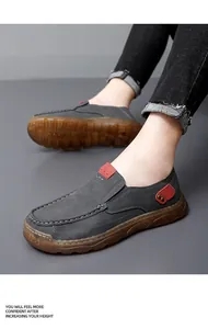 Vista detallada de mocasines casuales para hombre con suelas gruesas de goma duradera