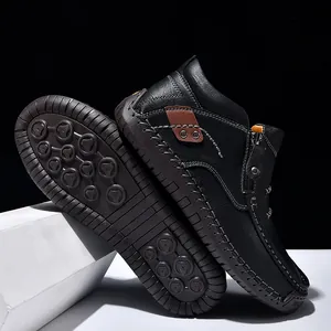 Vista dettagliata delle scarpe alte in pelle nera da uomo fatte a mano con suola antiscivolo