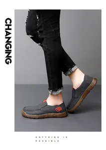 Detalle de mocasines casuales grises para hombre cosidos a mano con suela de goma