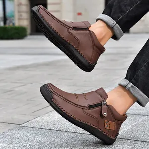 Dettaglio vista laterale di scarpe casual da uomo in pelle marrone alta con cerniera