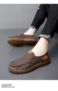 Detalle de mocasines casuales marrones para hombre cosidos a mano con suelas antideslizantes.