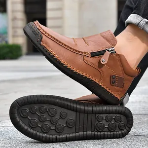 Vista dettagliata delle scarpe casual alte marroni da uomo con cerniera laterale
