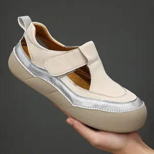 Λεπτομερής άποψη κλειστών σανδαλιών με ασημί επένδυση και χοντρή σόλα