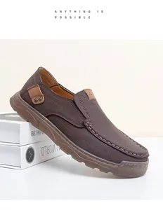 Vista detallada de un mocasín de cuero marrón con diseño de punta cosida a mano
