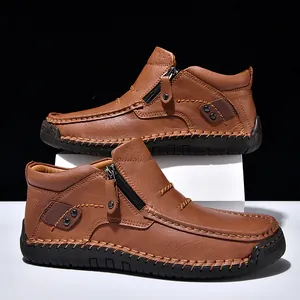 Vista dettagliata delle scarpe casual marroni da uomo con cerniera laterale alta