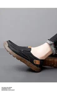 Primer plano de zapatos casuales negros para hombre con costuras en contraste y suela
