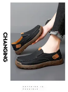 Primer plano de zapatos de conducción negros para hombre con costuras hechas a mano.