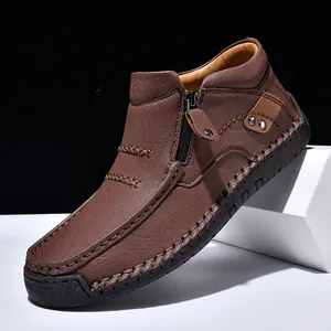 Vista dettagliata delle scarpe alte in pelle marrone fatte a mano con cerniera laterale