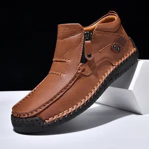 Vista dettagliata di scarpe casual alte in pelle marrone con cerniera e cuciture a mano