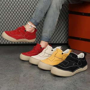 Dettaglio di quattro paia di scarpe platform da donna in vari colori vivaci.