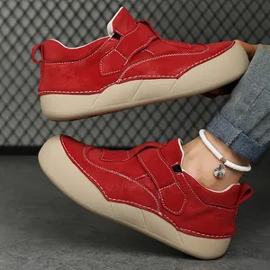 Vista dettagliata di scarpe rosse con suola spessa e cuciture bianche a contrasto.