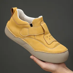 Dettaglio ravvicinato di scarpe gialle in pelle con suola spessa e chiusura a strappo.