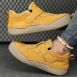 Dettaglio scarpe platform in pelle gialla con chiusura a strappo e cuciture decorative