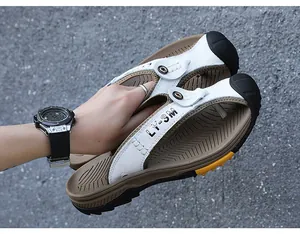 Detail von weißen Leder-Flip-Flops für Herren mit Gummisohlen und Zehenschutz