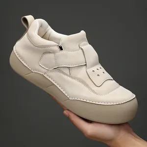 Profilo laterale di una sneaker platform beige con suola spessa e dettagli con cinturini.