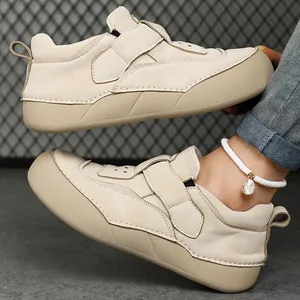 Dettaglio laterale di sneaker chunky beige con chiusure in velcro e suole spesse a zeppa