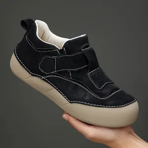 Dettaglio di scarpa casual nera da donna con suola spessa beige e cuciture bianche